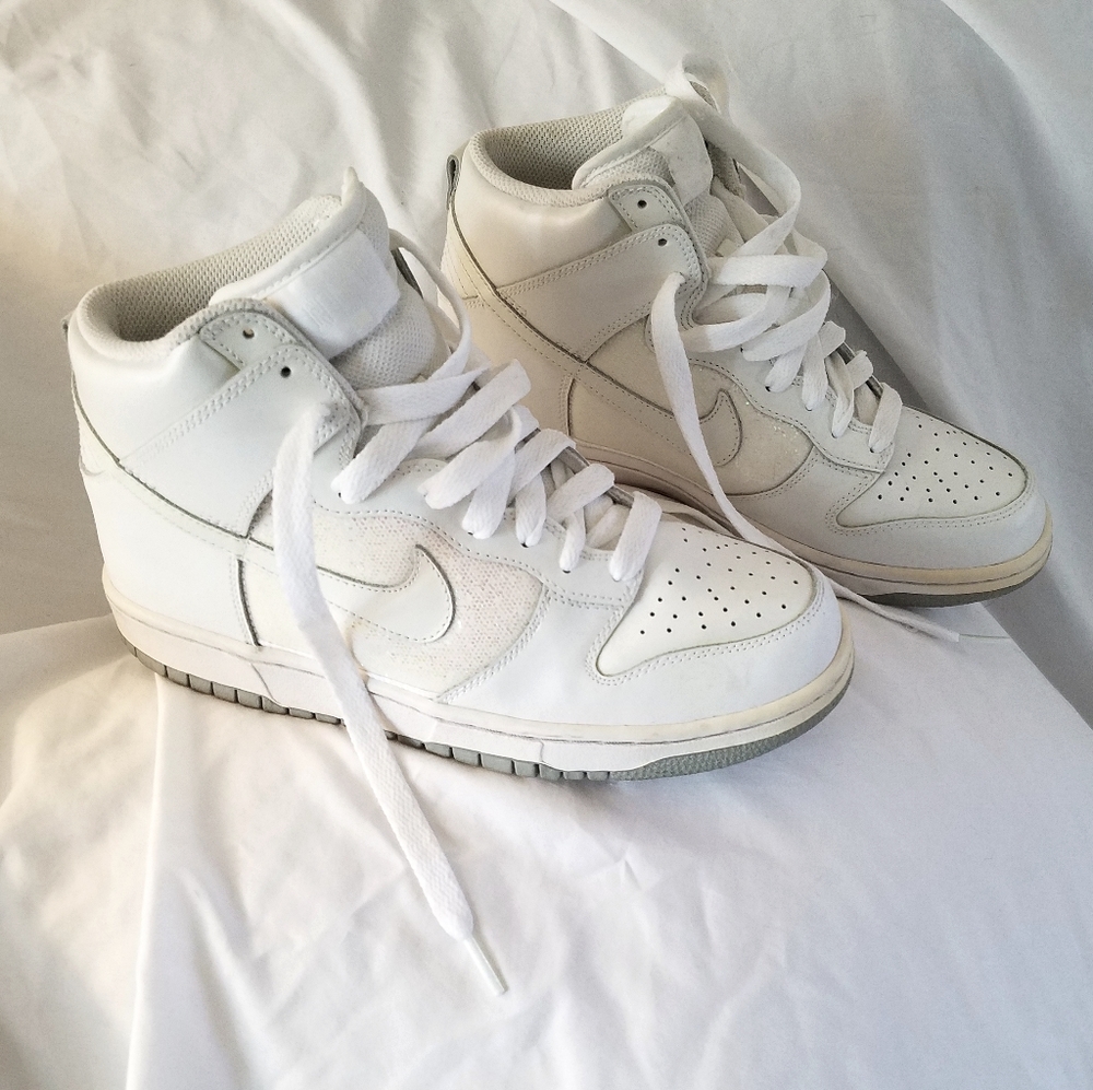 sz 9 Nike hi-top lace up sneakers w/ glitterpanel